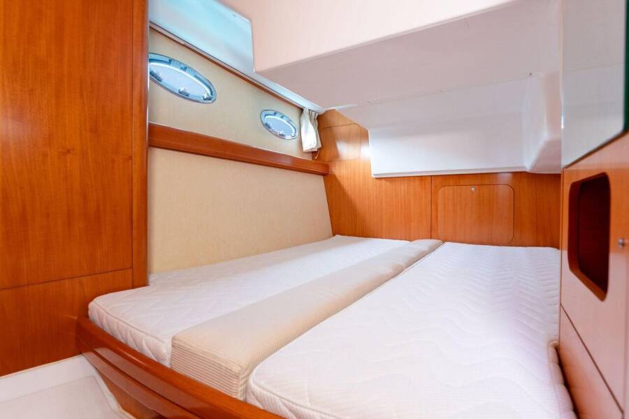 Antares 12 Helen Rose