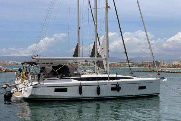 Bavaria C42 Blue Eyes