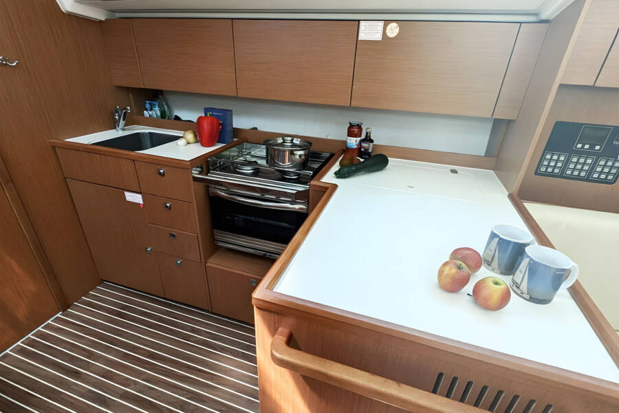 Bavaria C42 Blue Eyes