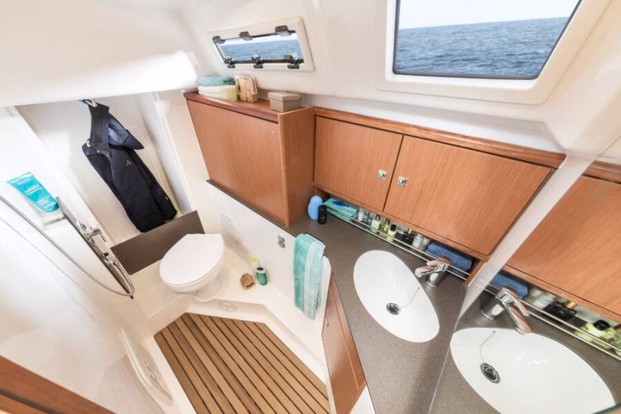 Bavaria Cruiser 34 Licence to chill