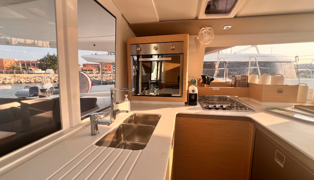 Fountaine Pajot Astrea 42 Bollinger