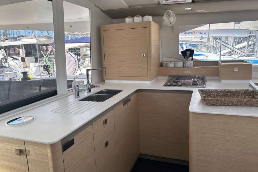 Fountaine Pajot Astrea 42 Deutz