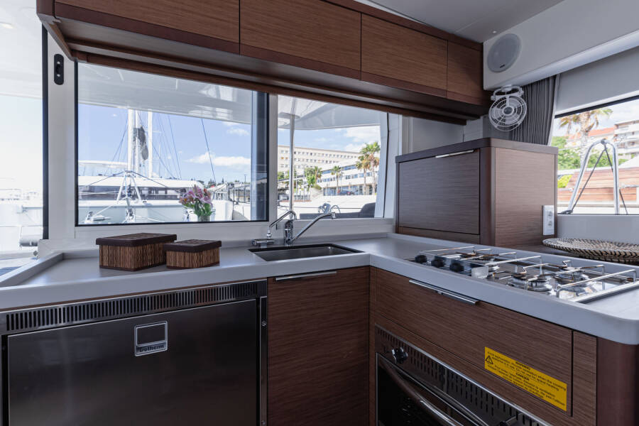 Lagoon 40 Sailor Moon