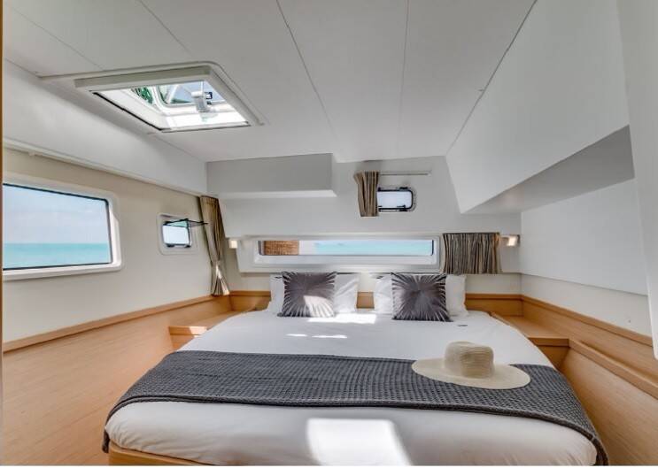 Lagoon 42 WHITE MOON 