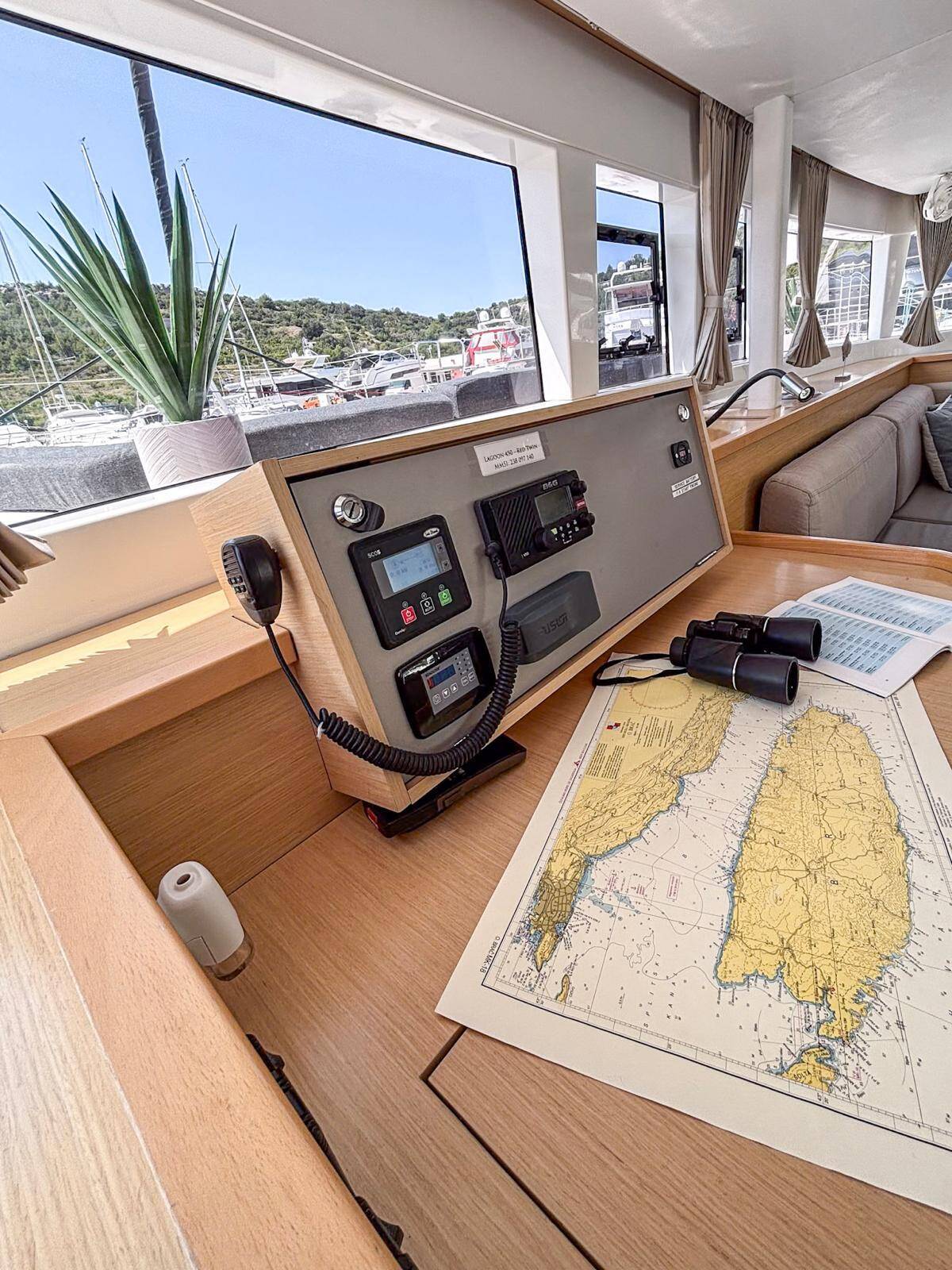 Lagoon 450 F Red Twin