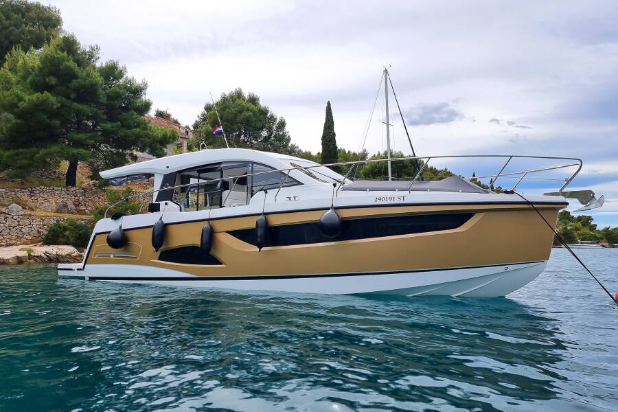 Sealine C390 Tireless