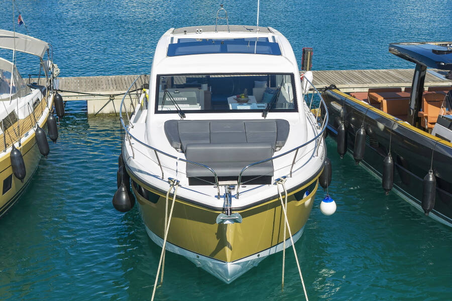 Sealine C390 Tireless