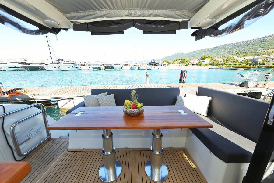 Sealine C390 Tireless