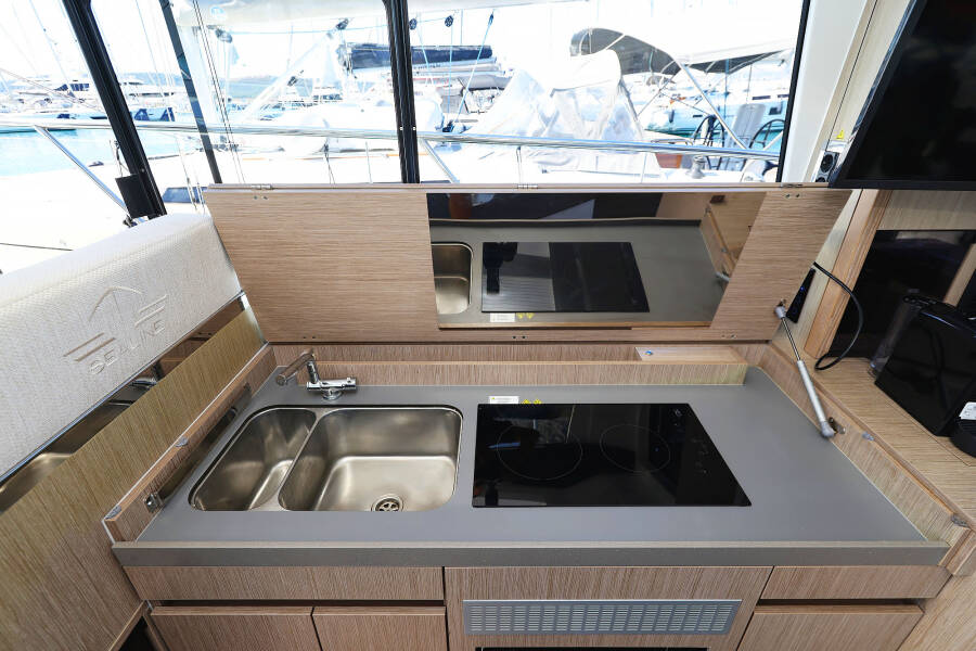 Sealine C390 Tireless