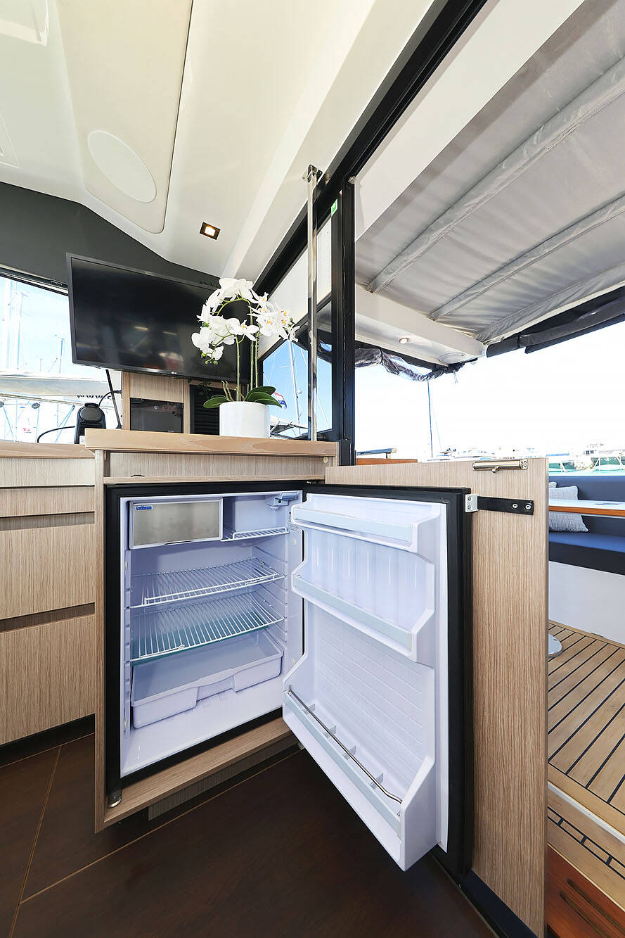 Sealine C390 Tireless