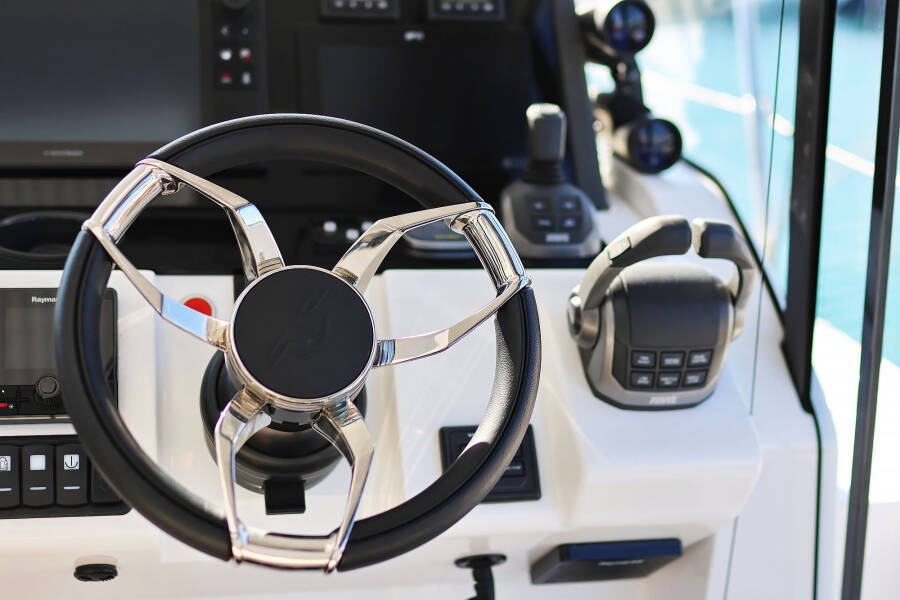 Sealine C390 Tireless