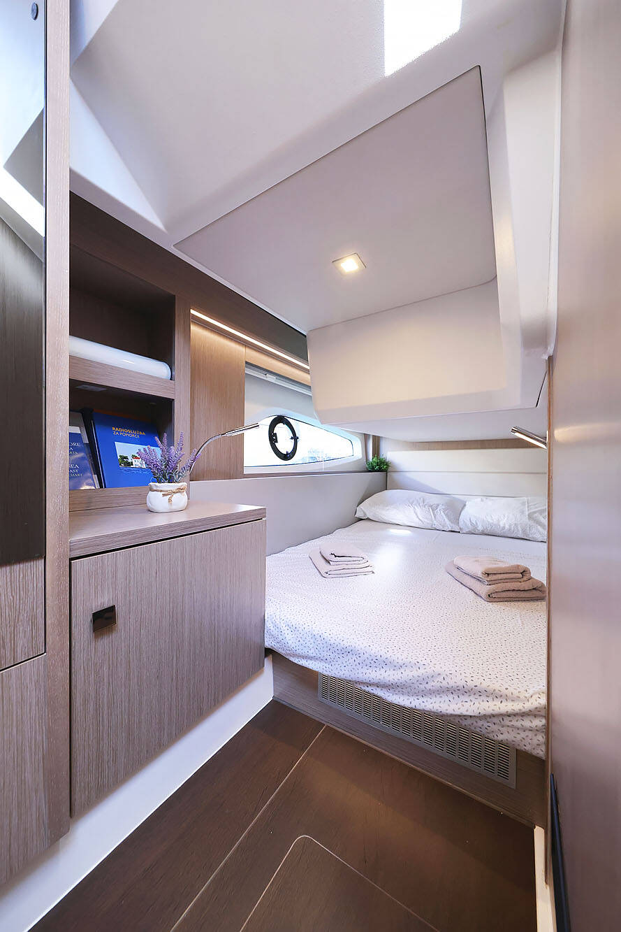 Sealine C390 Tireless